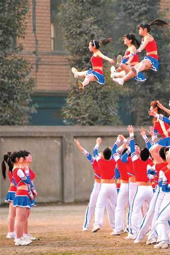 汶川拉拉队表演令全场裁判观众感动落泪(组图)